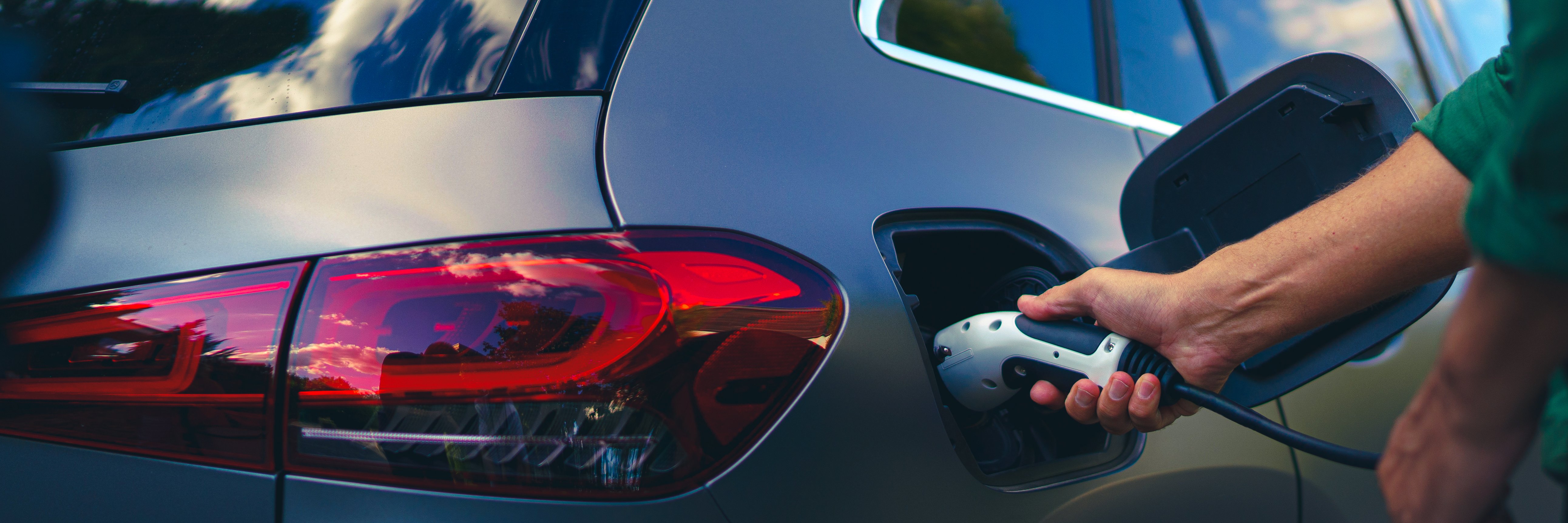 Smart og bærekraftig parkering med elbillading for reisende.