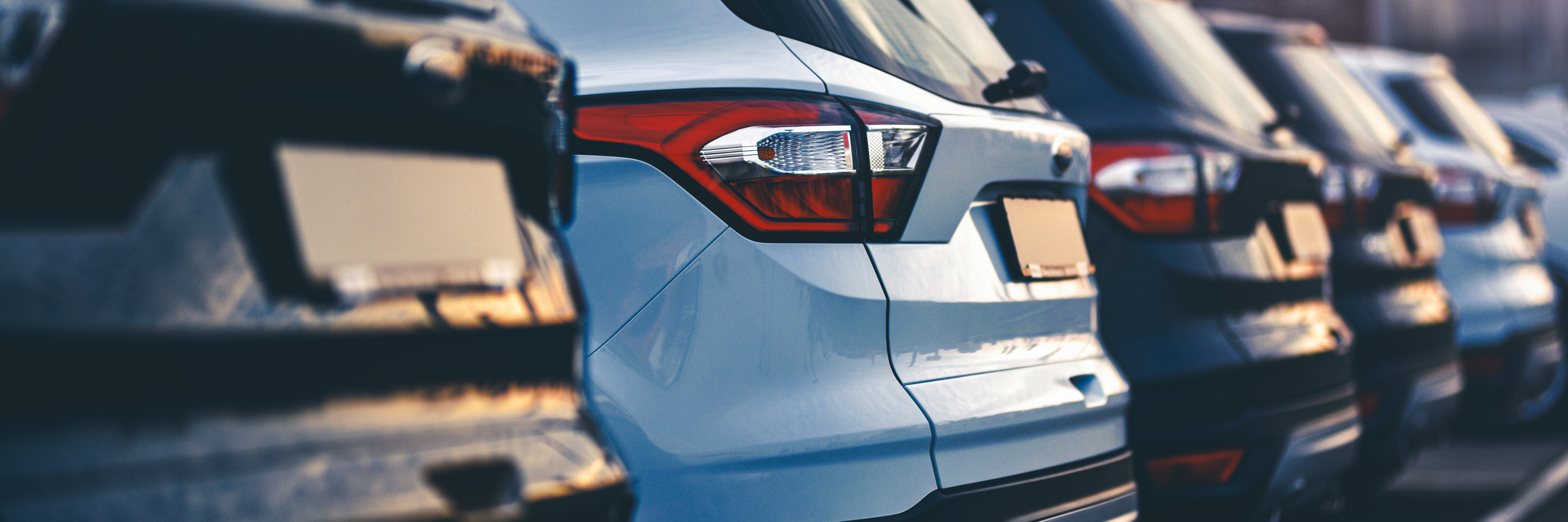 Rekke med parkerte biler. Med APCOA FLOW-appen finner du parkeringsplasser i nærheten av deg raskt og enkelt.