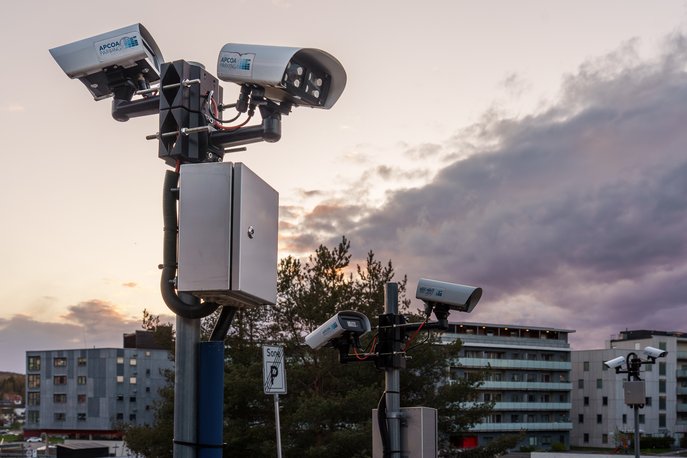 Kamera som viser til at det er skiltgjenkjenning på området, og hvor enkelt det er om man har huket av for automatisk trekk i appen er det bare å kjøre inn og kjøre ut