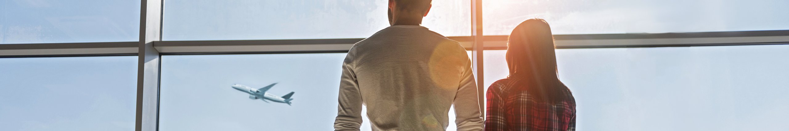 Flyplasspassasjerer med bagasje som ser ut på rullebanen fra innsiden av flyplassen. Illustrasjon av sømløs flyplassparkering. 